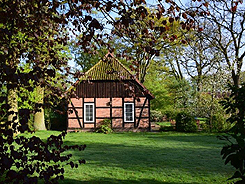 Ferienhaus mit Giebel und Fachwerk